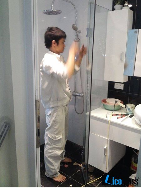  Mẫu vách tắm kính 135 độ